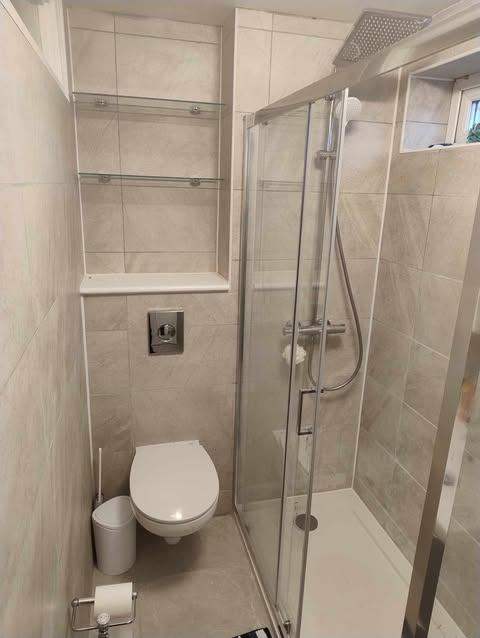 Builder, kitchen fitter, bathroom fitter,carpenter & joiner, bedroom fitter,handyman, painter 