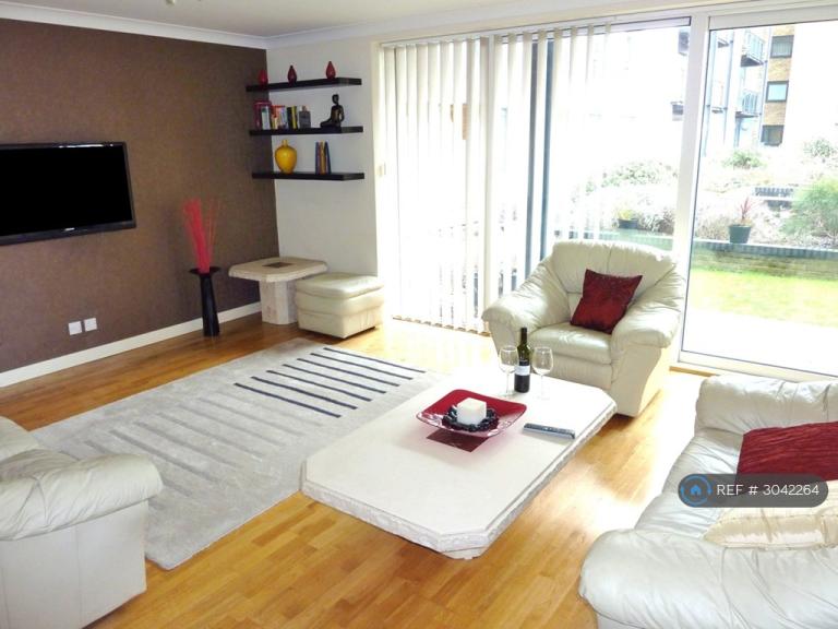 3 bedroom flat in Boardwalk Place, London, E14 (3 bed) (#3042264)