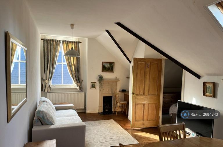 1 bedroom flat in The Avenue, Richmond, TW1 (1 bed) (#2684843)