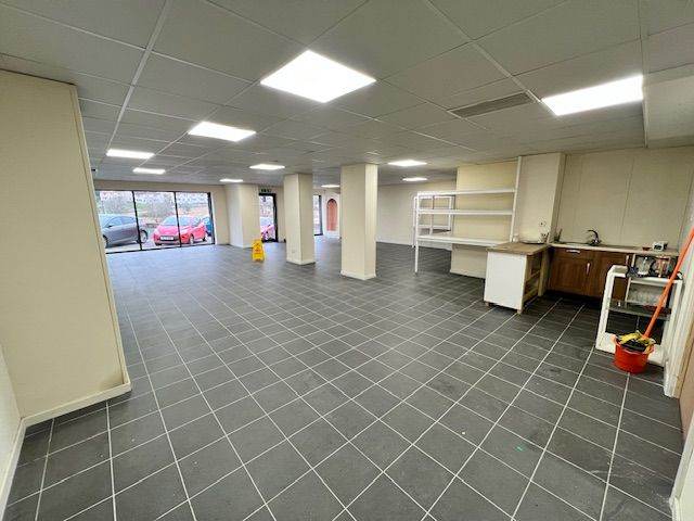 Commercial shop unit for rent - Benarty Square, Ballingry