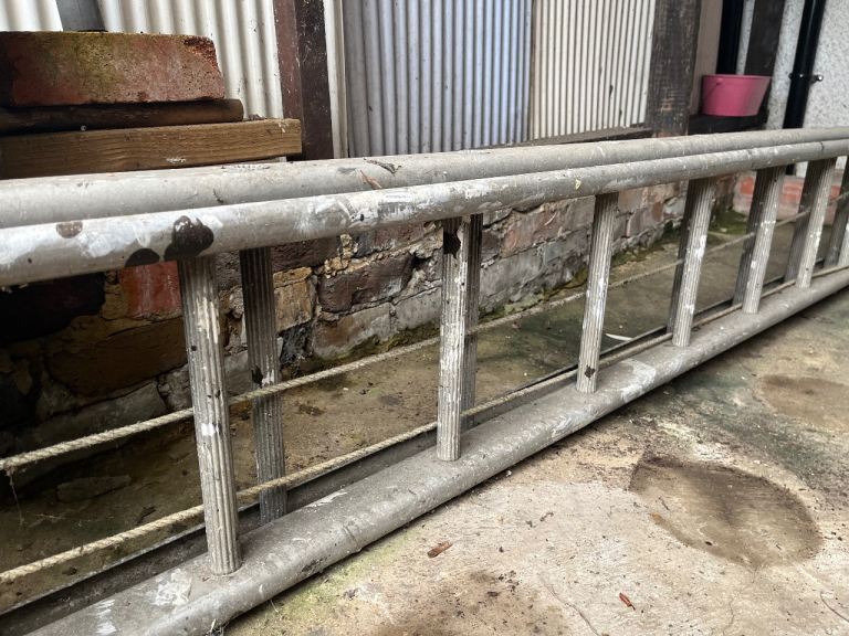 Heavy duty steel extending ladder 