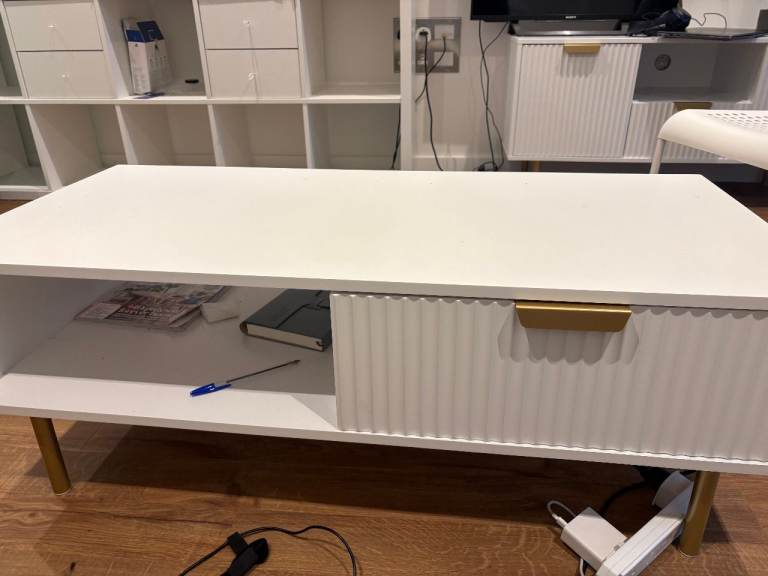 Living room table in excellent condition.