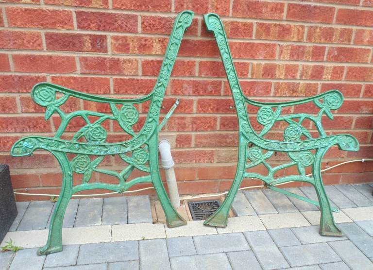 (#1082) vintage pair of garden cast iron bench  ends  (Pick up only, Dy4 area)