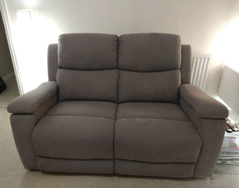 2-SEATER HIGH BACK RECLINER SOFA, MANUAL RECLINE. MID GREY, CONCEALED CUP/REMOTE HOLDERS, VGC