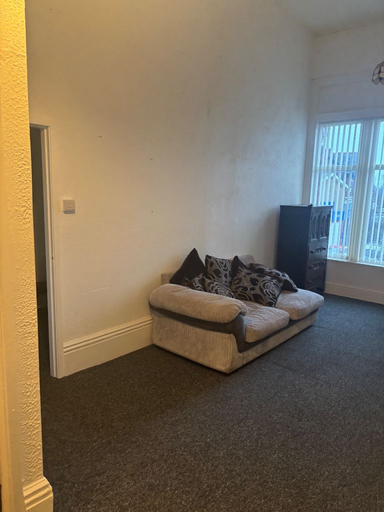 Southport, two bedroom flat available on Eastbank Street 