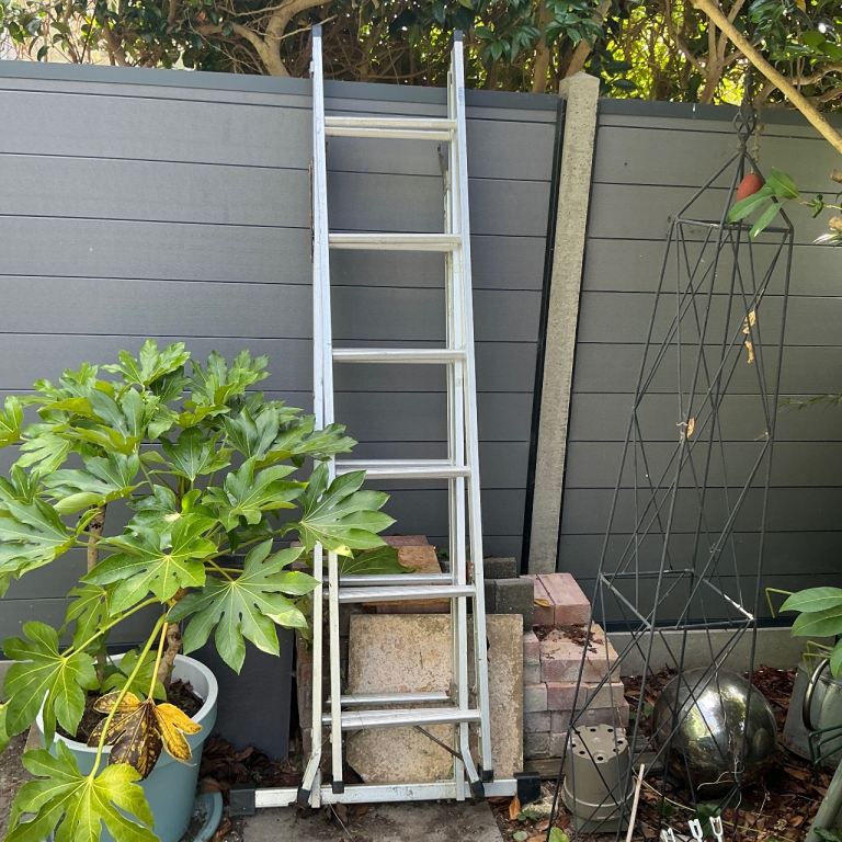 Aluminium Extension Ladder – Good Condition, Handy for Home