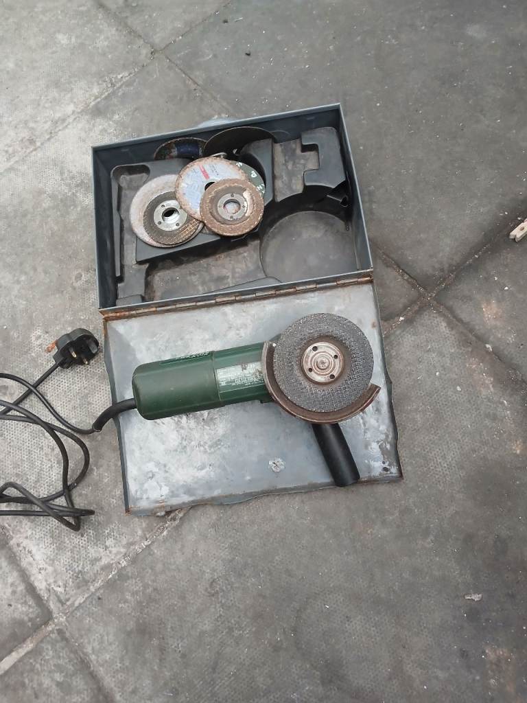 Bosch Angle Grinder with Discs and Metal Case