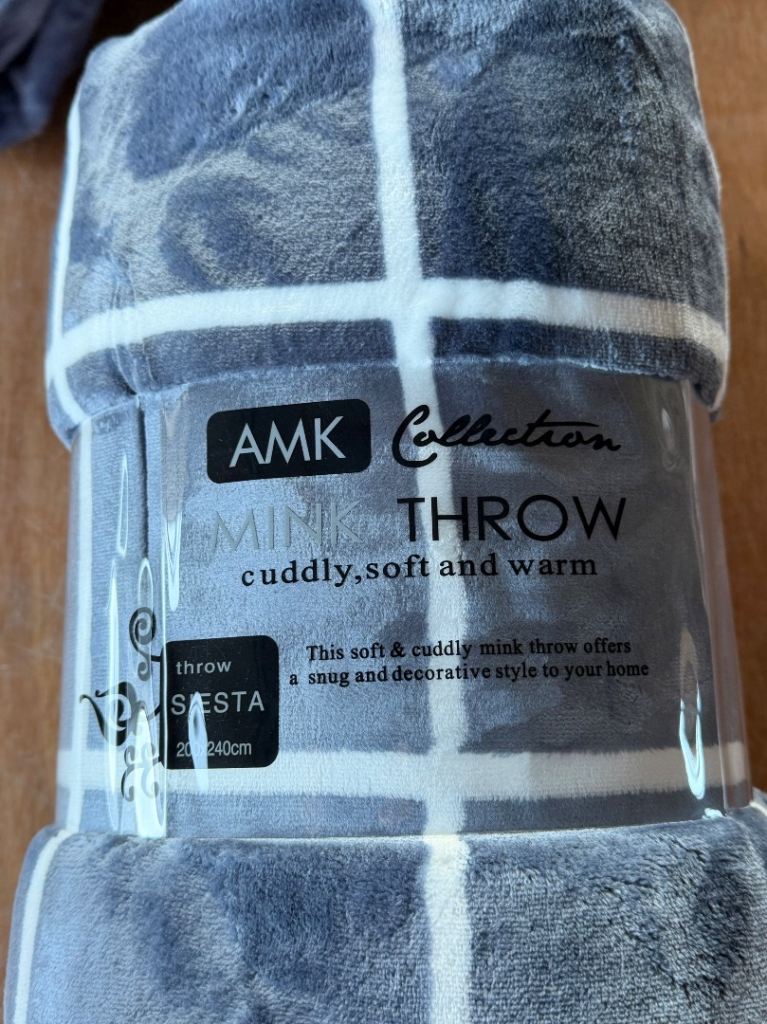 warm, soft, warm, soft and goodly mink throw, size 200x240 cm.