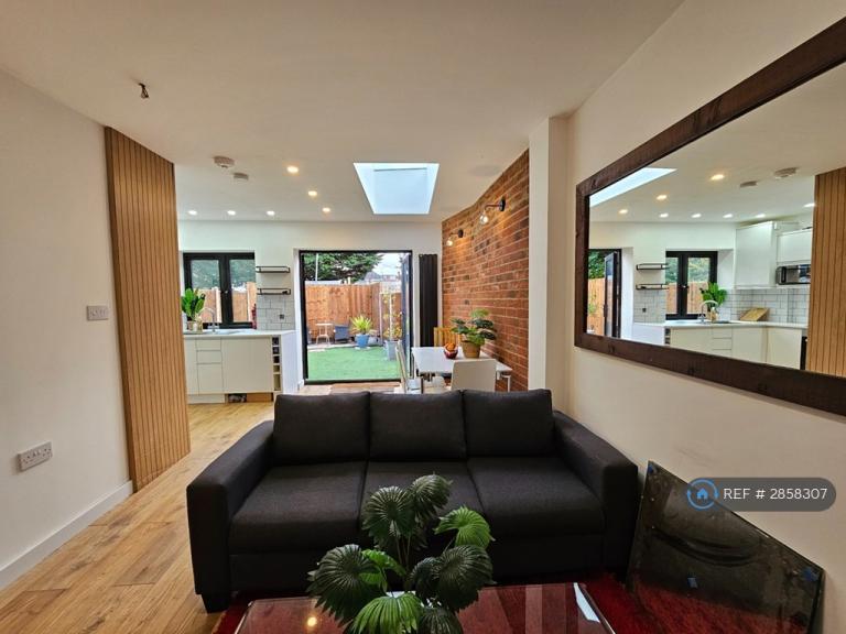 4 bedroom house in Hedingham Road, Dagenham, RM8 (4 bed) (#2858307)