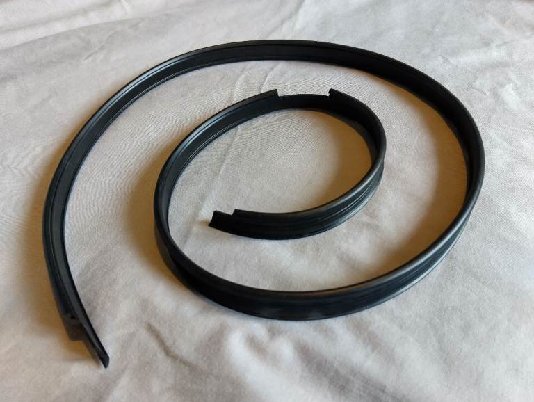 Subaru Impreza GC8 JDM/UK 92~00 windscreen scuttle panel rubber (Brand-new)