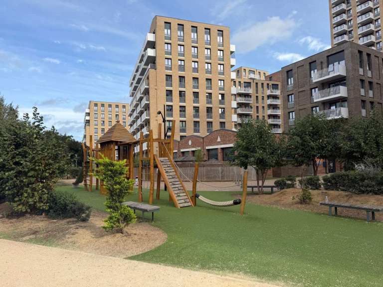 Luxury Two-Bedroom Apartment with Panoramic Views – NW10 7GT Rent: £2,595 per month Bills: Excluded