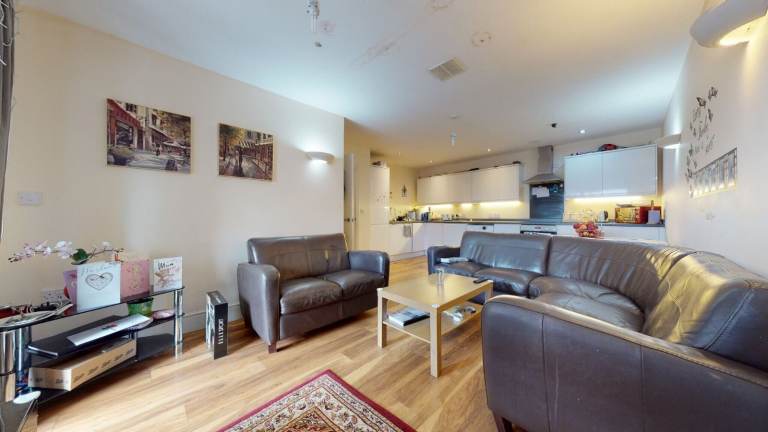 🏡 Modern 2-Bed, 2-Bath Flat with Terrace | Chingford E4