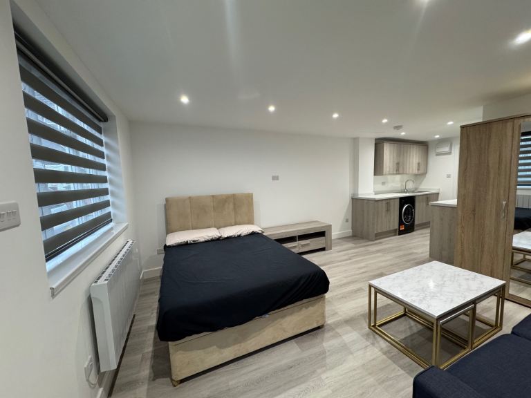 Stunning Large 1 Bedroom Studio Refurbished Flat