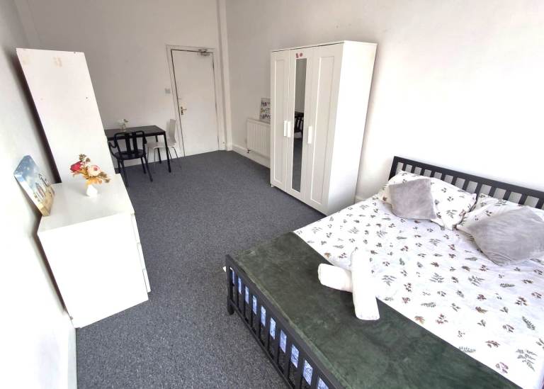 Large double room to let close Bournemouth Square.