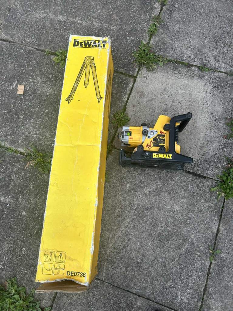 Dewalt laser level and tripod 