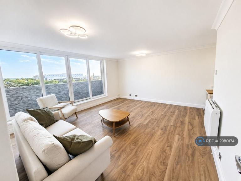 2 bedroom flat in Norman Court, London, N3 (2 bed) (#2980174)