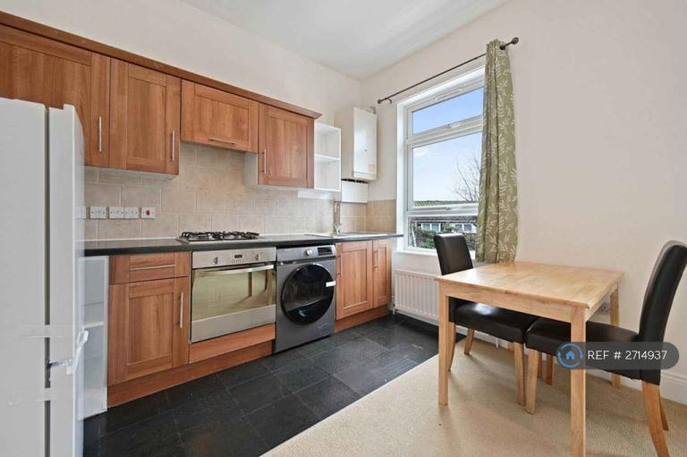 1 bedroom flat in Lille Road, London, SW6 (1 bed) (#2714937)