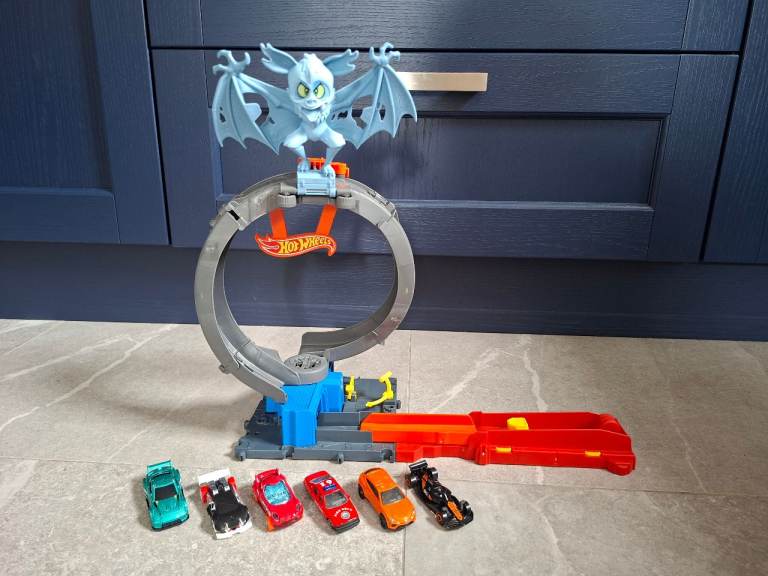 Hot Wheels Bat Loop Attack Track 