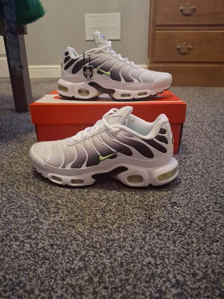 Nike Air TNS size 6 white/black/green