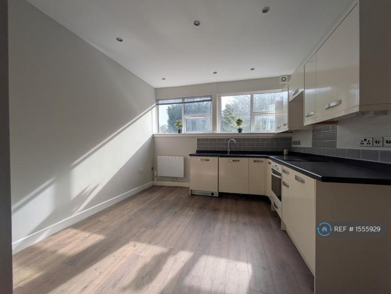 1 bedroom flat in Ravenscliffe Road, Stoke-On-Trent, ST7 (1 bed) (#1555929)