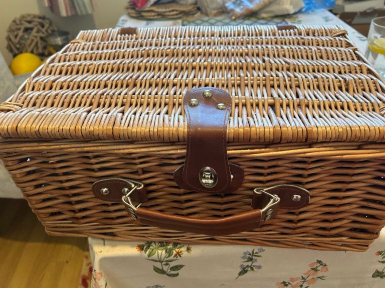 Excellent Picnic basket with accessories and chiller BRAND NEW 