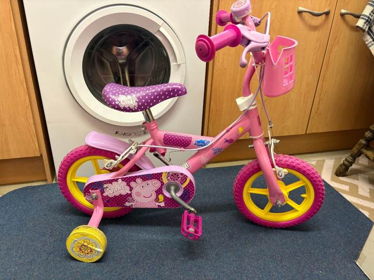 KIDS BIKE  peper pig   10 inch wheels very clean  with stablisa wheels   all good  £25