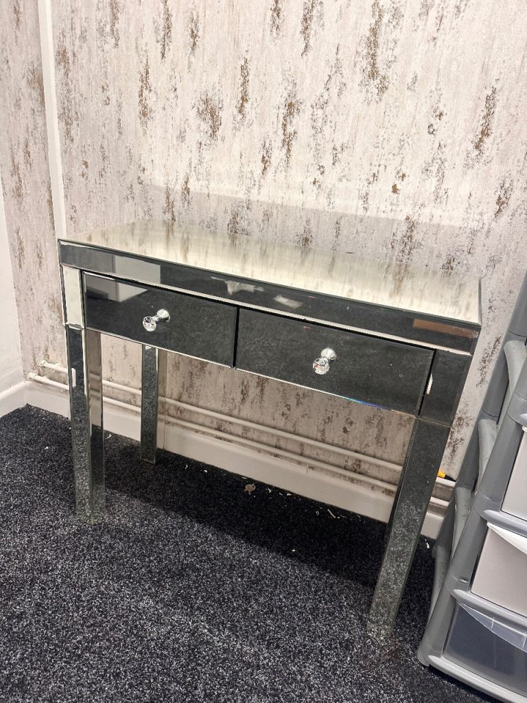 Mirrored vanity table 