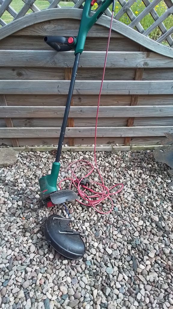 Bosch Easy GrassCut Electric Strimmer – Good Condition