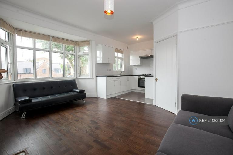 2 bedroom flat in High Road, London, N2 (2 bed) (#1264124)