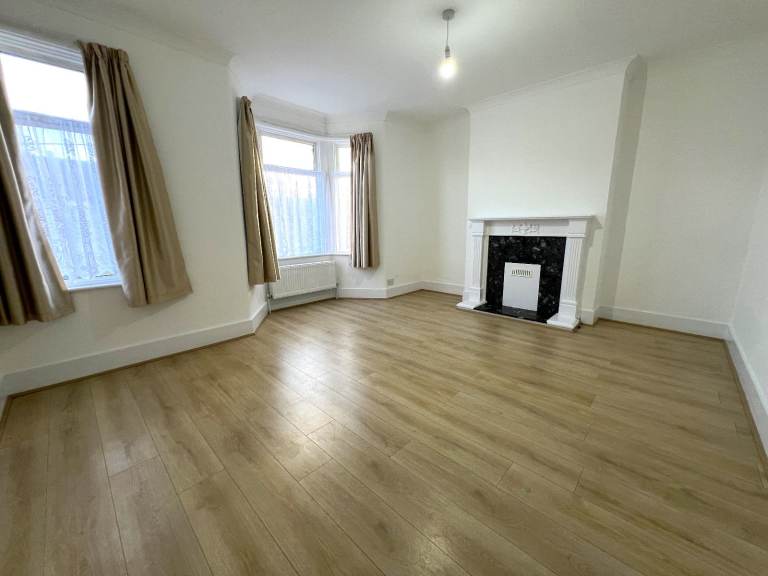 Prime location spacious Excellent condition 4 bedrooms house with 2 toilets and a Bathroom in Ilford