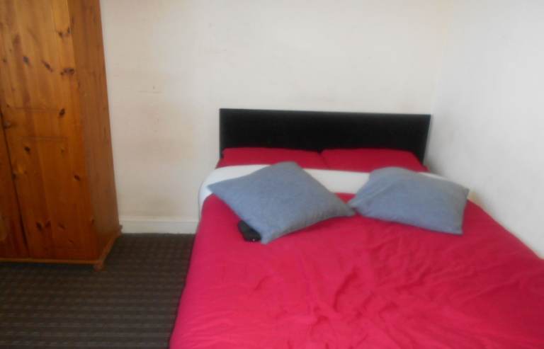 Fully furnished room available in a great City Centre location (BD1) house share. 