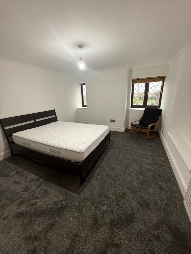 XL DOUBLE BEDROOM (all bills included)