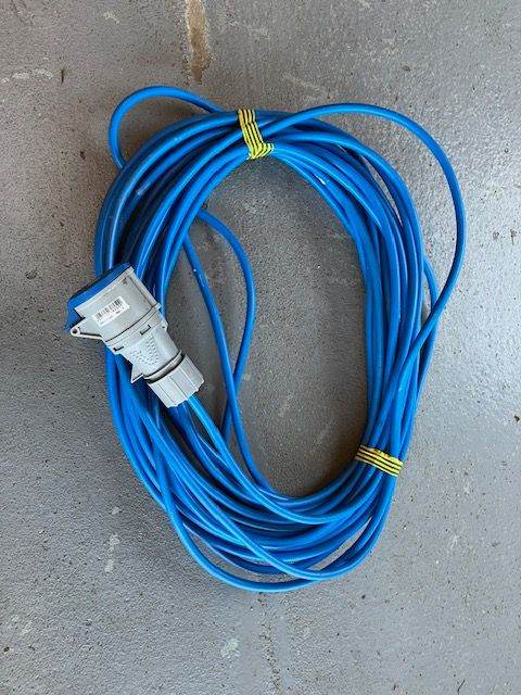 32Amp Blue Arctic Extension Cables
