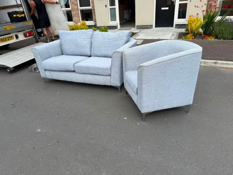 2 seater sofa and 1 seater in a duck egg fabric   Great wee suite for this money£149