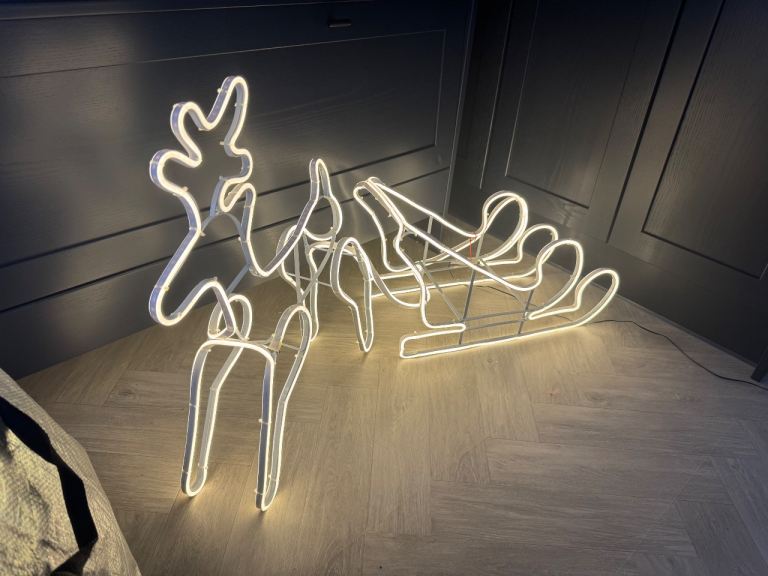 Light up outdoor reindeer and sleigh, cost £55,  used once