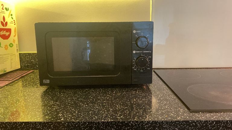 George Black Microwave Oven – Great Condition, Fully Working