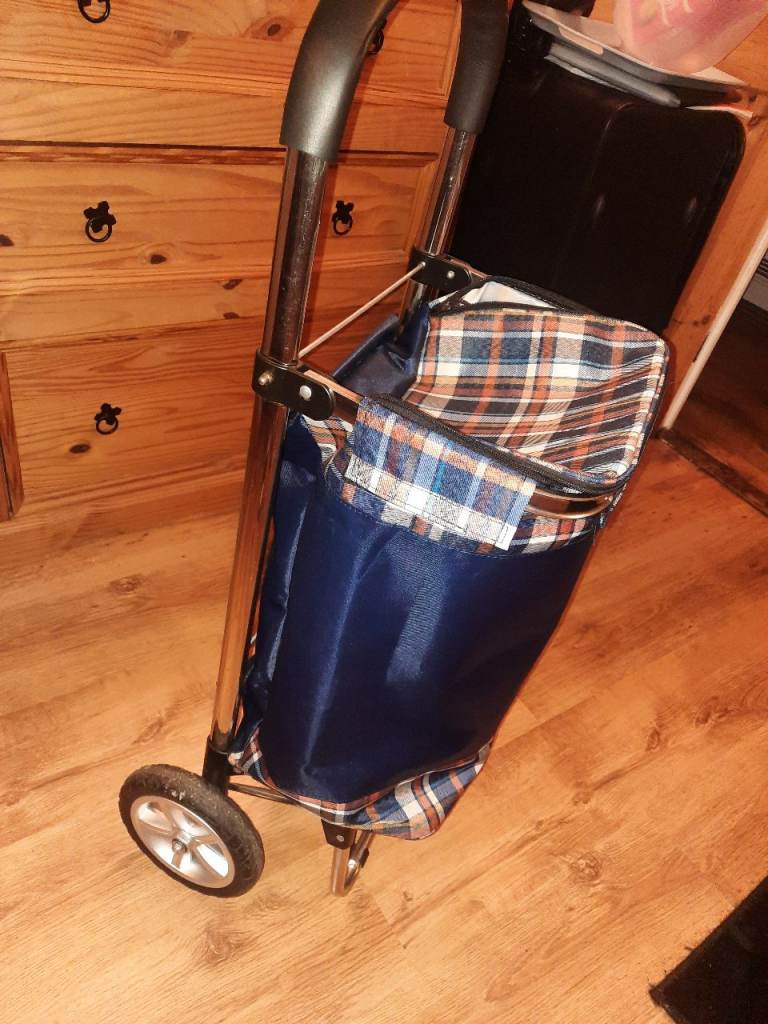 Wheeled shopping trolley