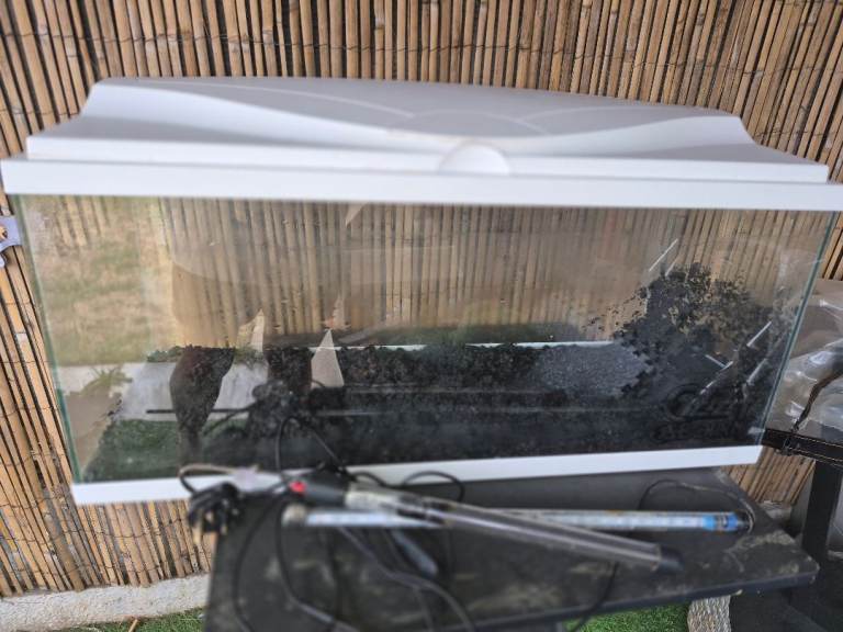 Fish Tank / Aquarium with Lid and Heater – Good Condition