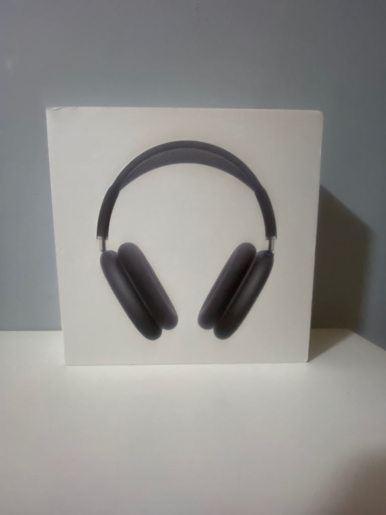 Midnight blue airpod maxes like new
