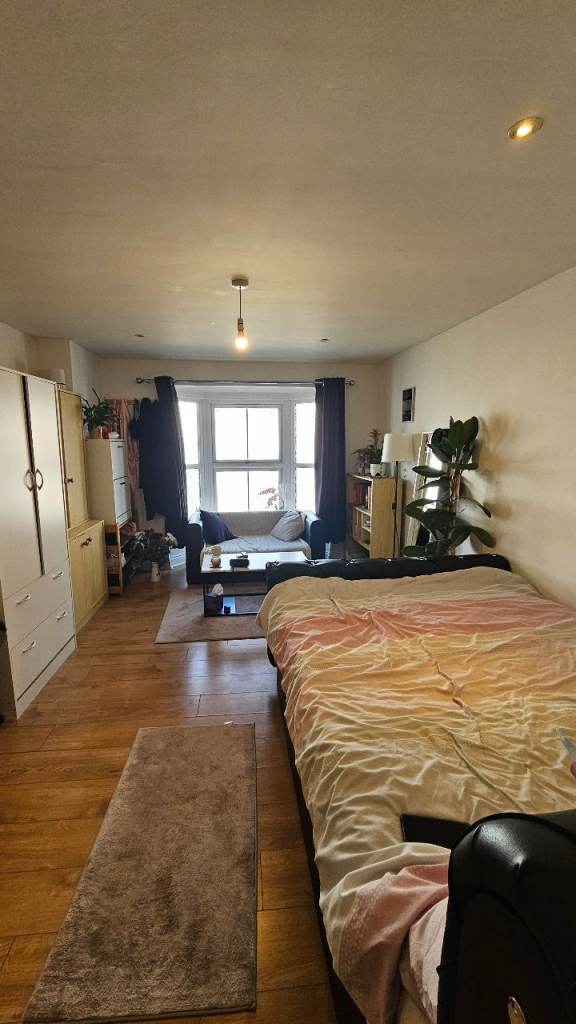 Studio flat to let