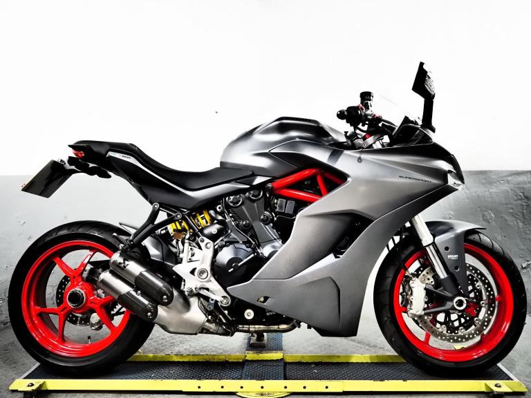 2018 Ducati Supersport 7k Akrapovic Exhaust ,stunning grey with red frame