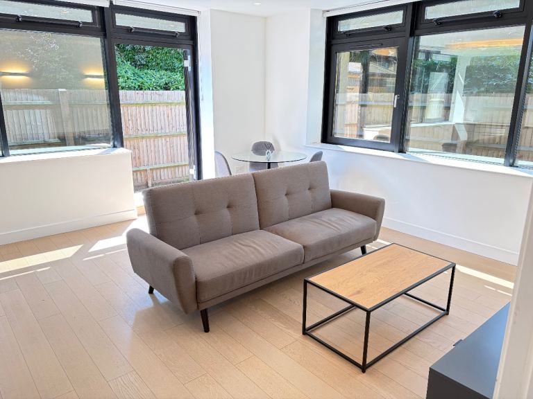 Modern Large Ground 1 Bed Flat Bath Shower OpenPlan Terrace Gardens CarPark VeryNearRailBusTescoPark