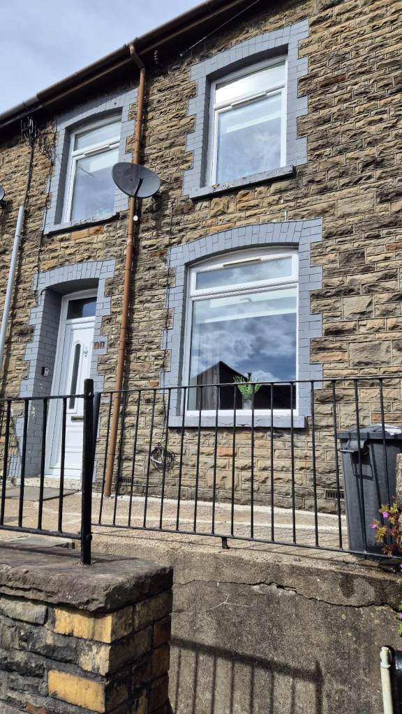 BEAUTIFUL 3 BED HOME...... YSTRAD RHONDDA....READY NOW £795PCM