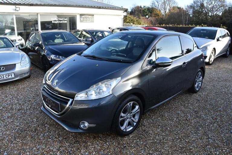 2014 Peugeot 208 1.2 VTi Allure 3dr HATCHBACK PETROL Manual