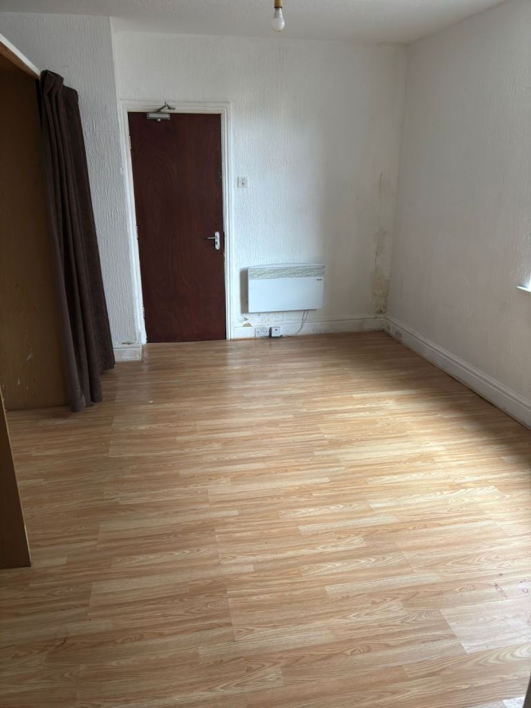  Bedsit with kitchen 