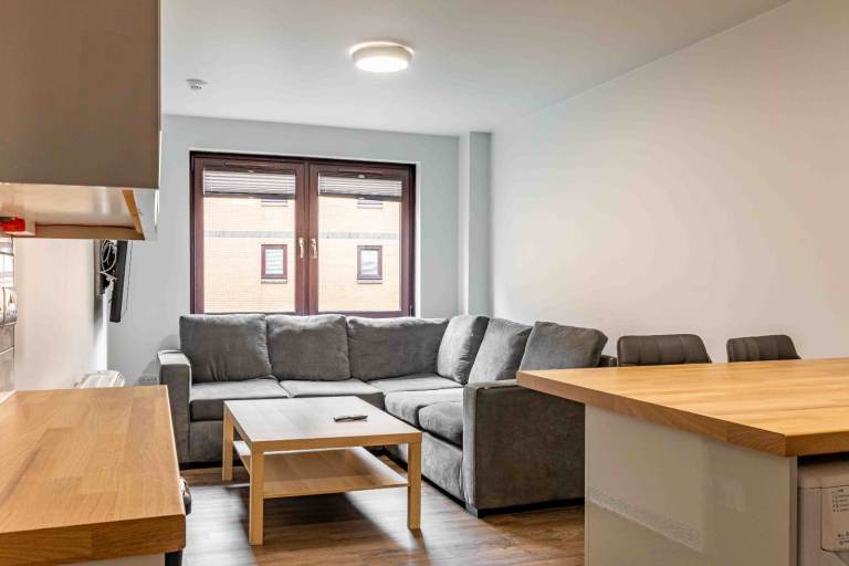 Modern and well-presented, 4-bedroom, HMO flat in Fountainbridge – available NOW