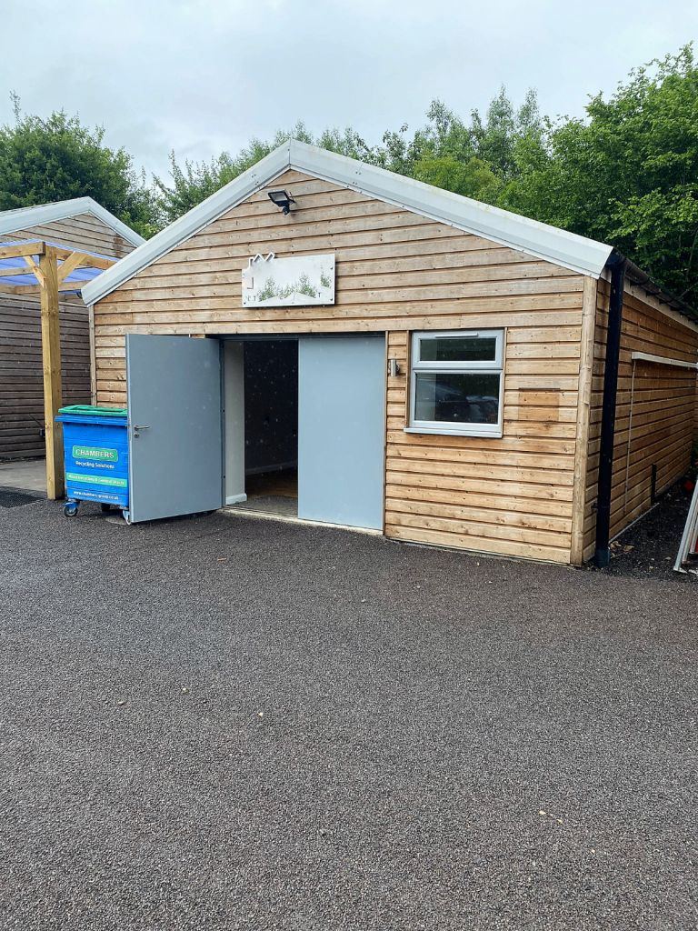 Elegant 50m2 workshop/commercial unit in discreet park just off A3 Ripley 