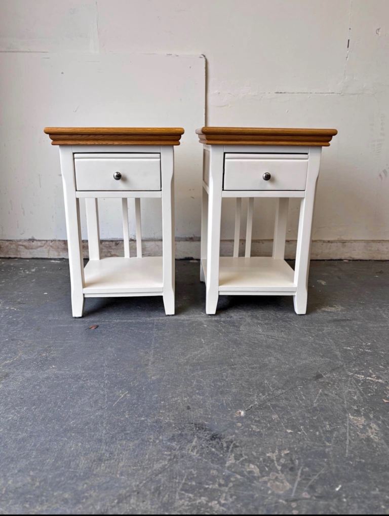 Solid oak pair of bedside cabinets / side tables ! Immaculate condition!
