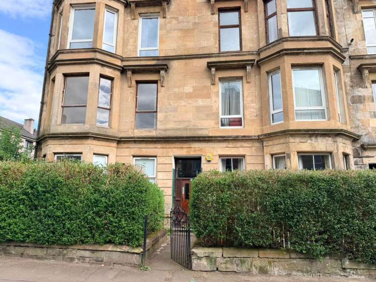 Traditional 2 bedroom 1st floor flat located in Armadale Street Dennistoun G31 2QD - Available Now