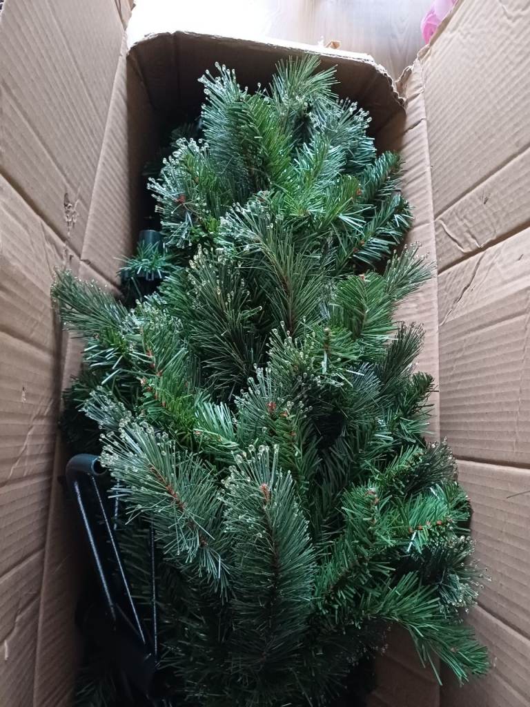 Christmas tree 6ft hooked and sparkling branches